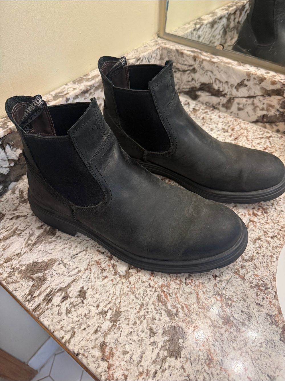 UGG Men's Black Leather Chelsea Boots